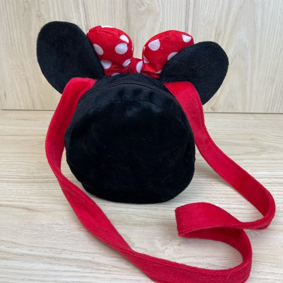 Minnie Mouse Face Plush Crossbody. - Picture 2 of 2